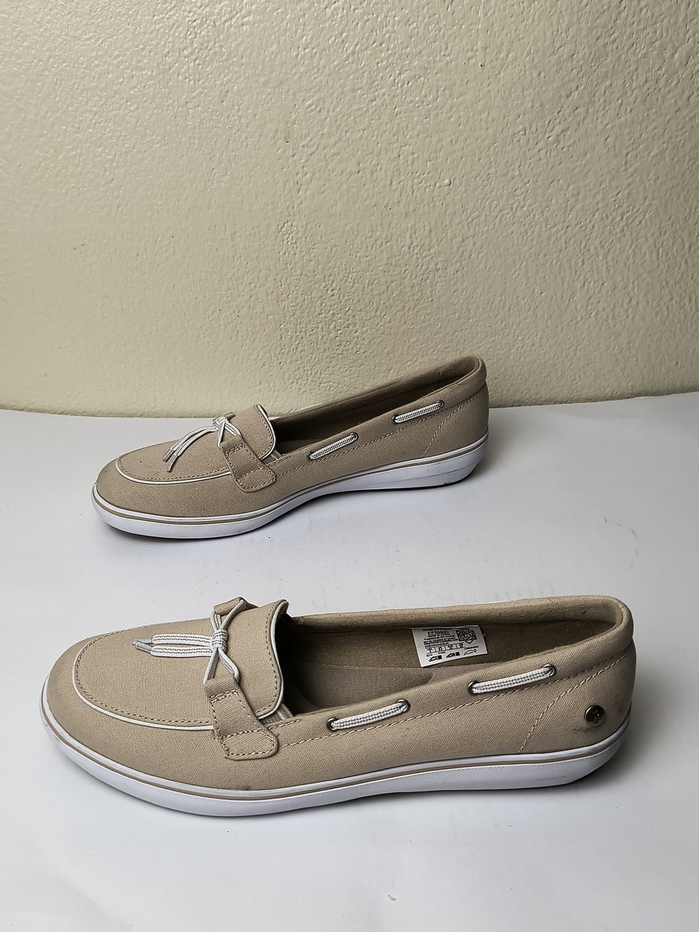 Grasshoppers Women's Beige and White Moccasin Slip-Ons